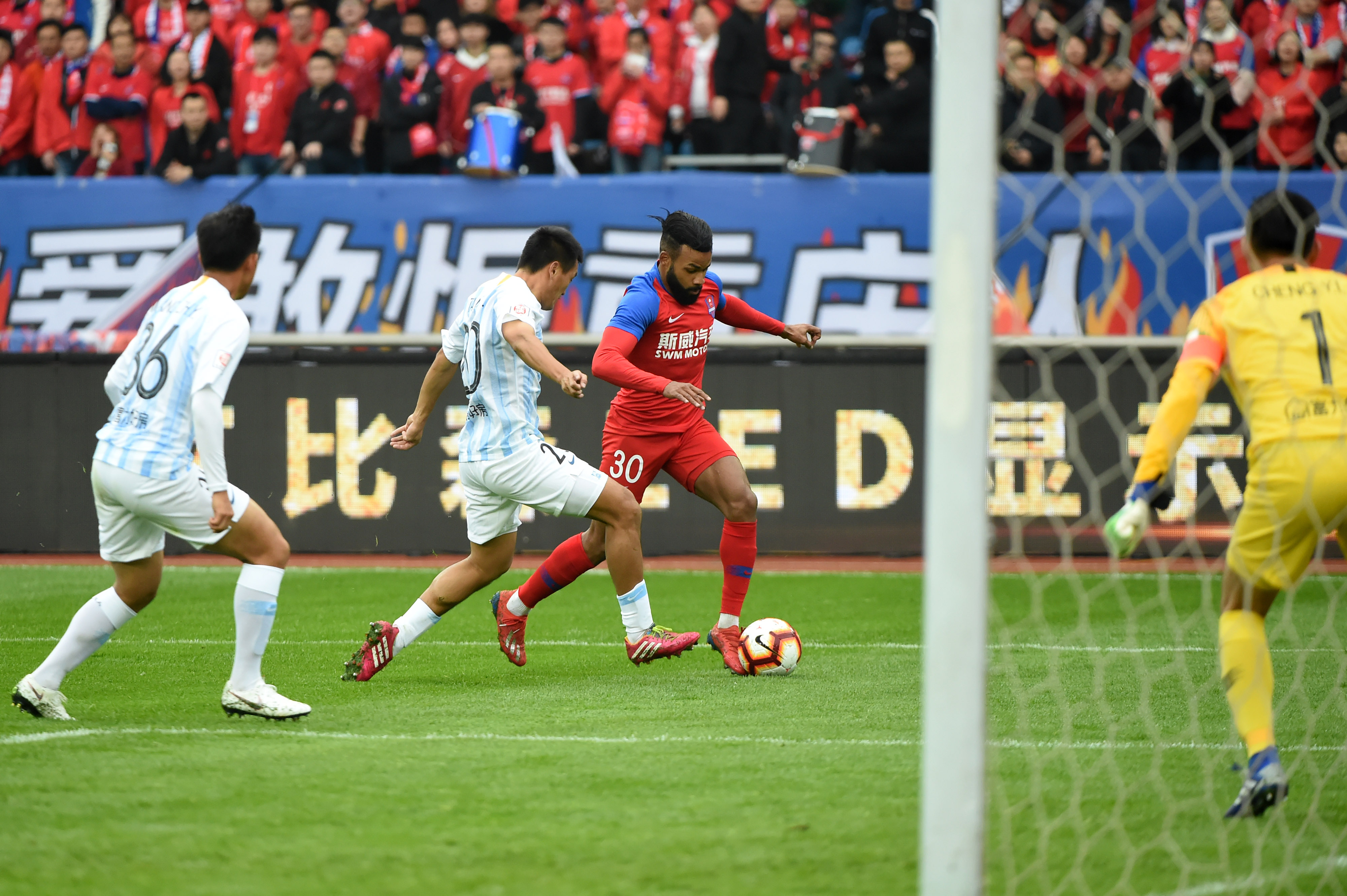 关于重庆斯威客场不敌广州富力,惨遭击败的信息 关于重庆斯威客场不敌广州富力,惨遭击败的信息