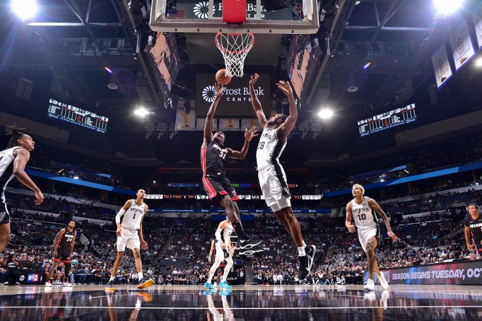 猛龙主场大胜马刺,稳坐东部第一 猛龙主场大胜马刺,稳坐东部第一