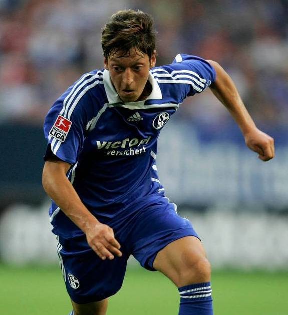 沙尔克04前锋连续进球，成为热门话题的简单介绍