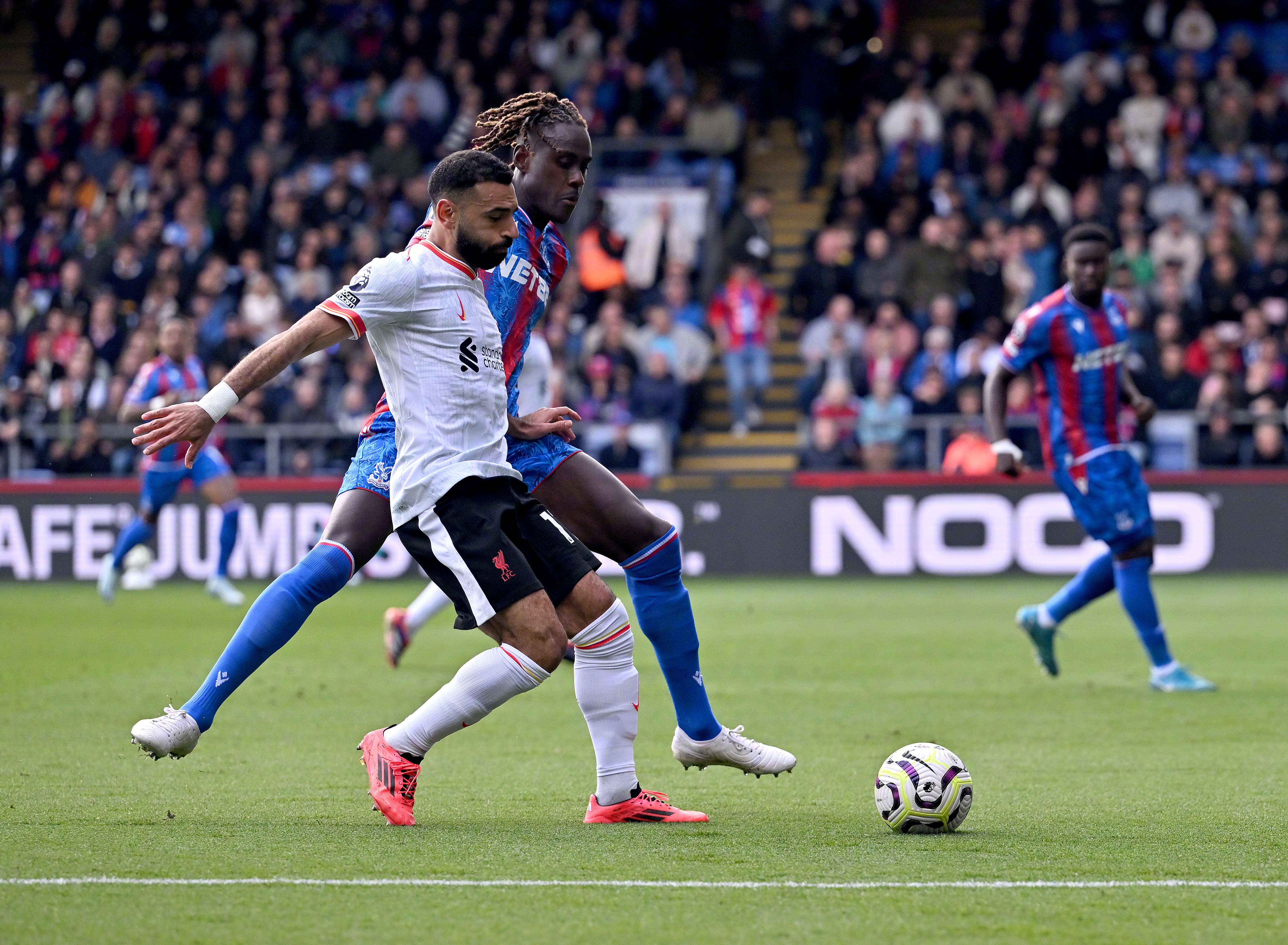 利物浦客场击败阿贾克斯,小组赛三连胜 利物浦客场击败阿贾克斯,小组赛三连胜