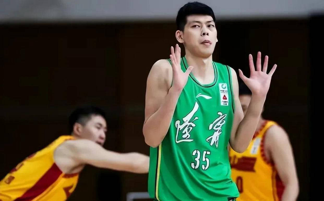 内线球员发挥稳定，为球队注入活力