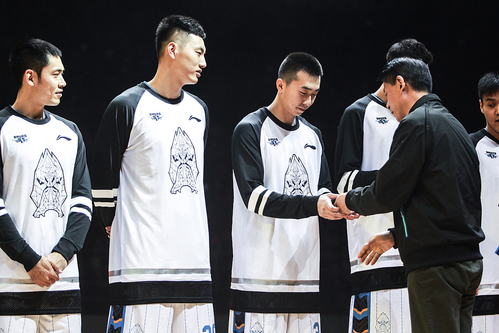 杏彩体育app-关于精彩CBA篮球赛事即将打响，球迷翘首期待的信息