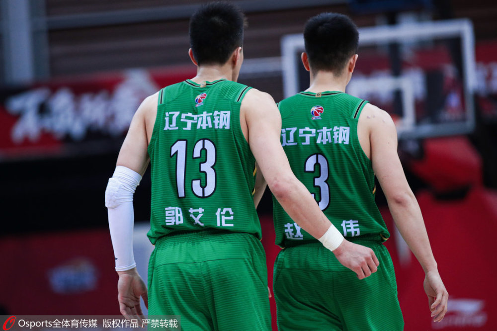 老将经验发挥关键作用,引领球队胜利 老将经验发挥关键作用,引领球队胜利