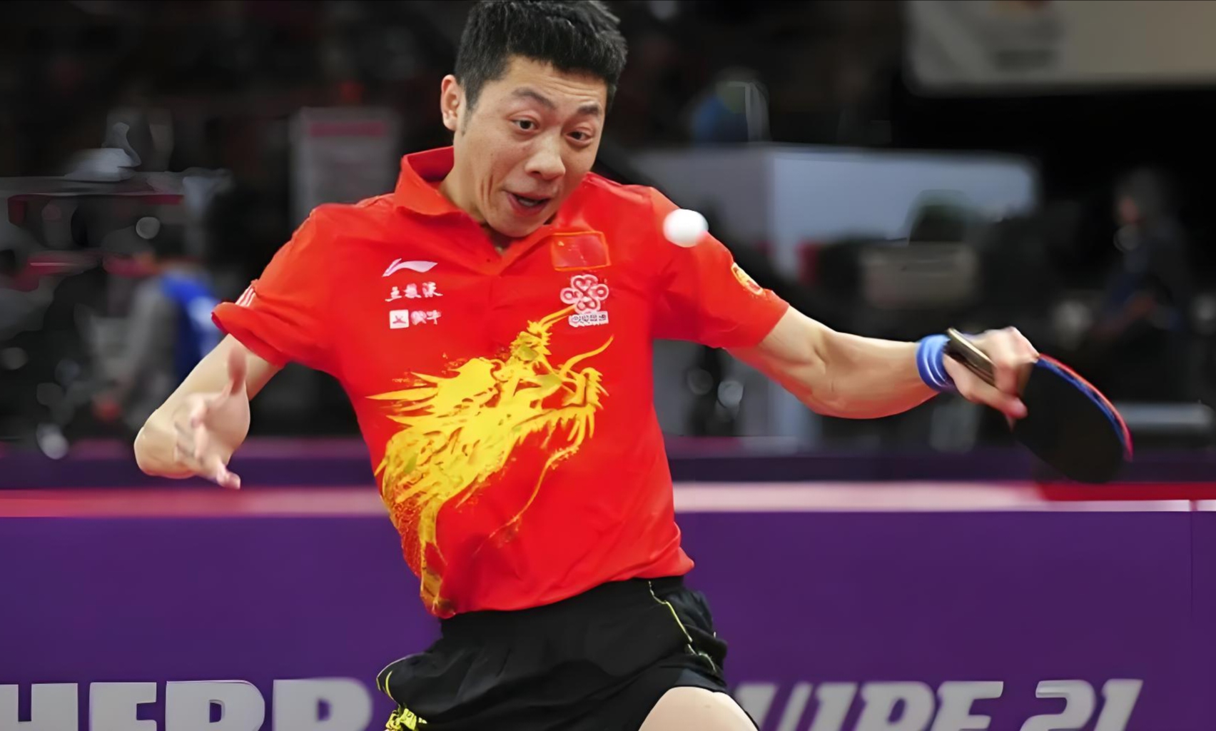 对手球队展开猛烈进攻,球风激烈 对手球队展开猛烈进攻,球风激烈