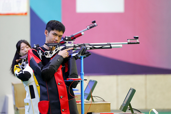 射击比赛中枪手稳定发挥，力争晋级决赛