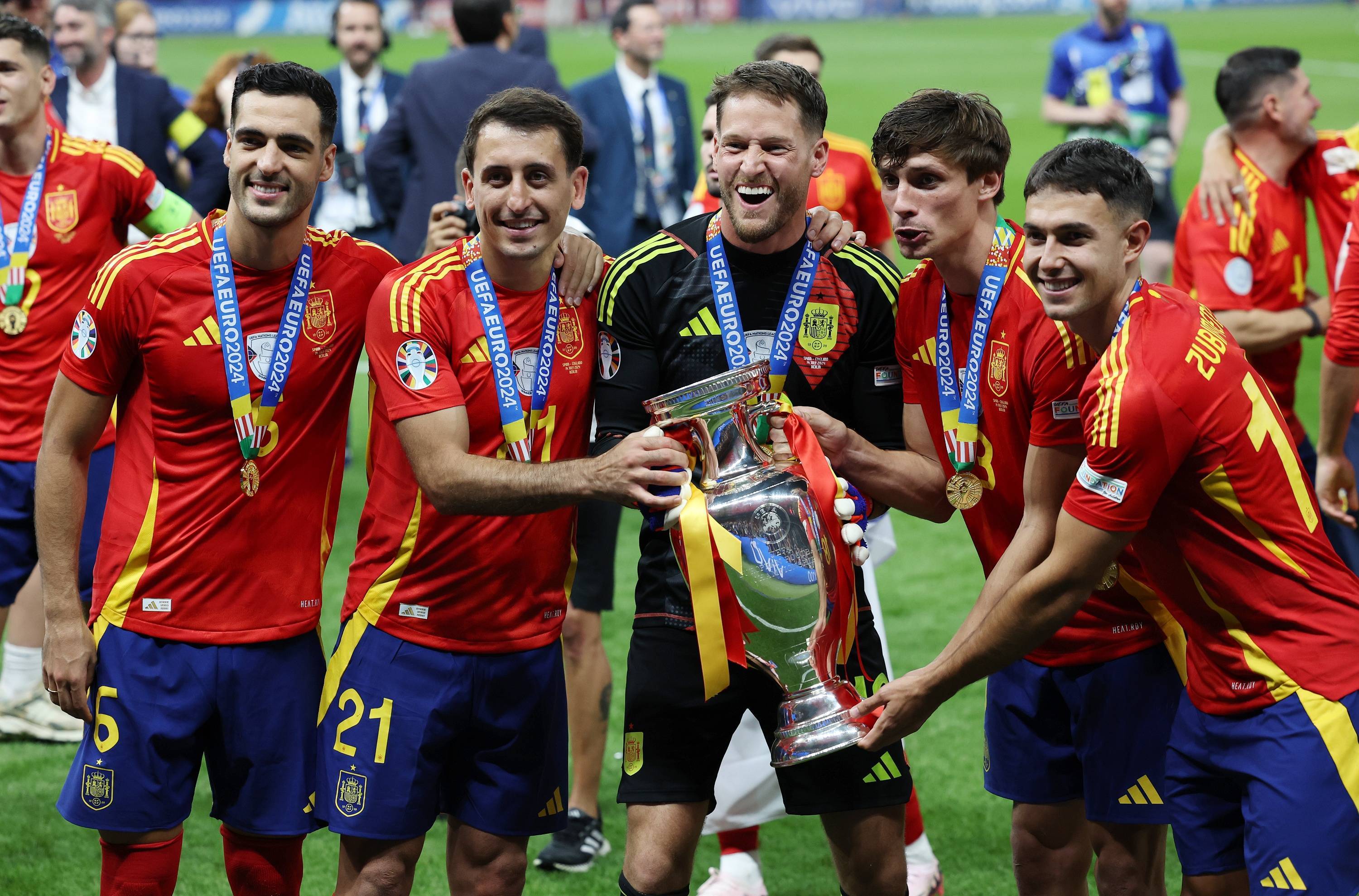 西班牙队在欧预赛中竭尽全力，展现团队精神的简单介绍