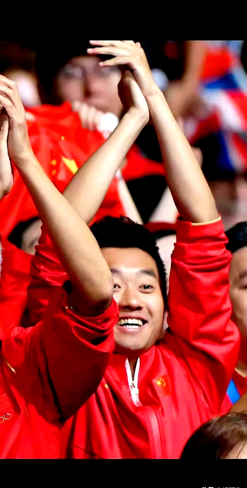 球队团结拼搏，最终夺得胜利的成功