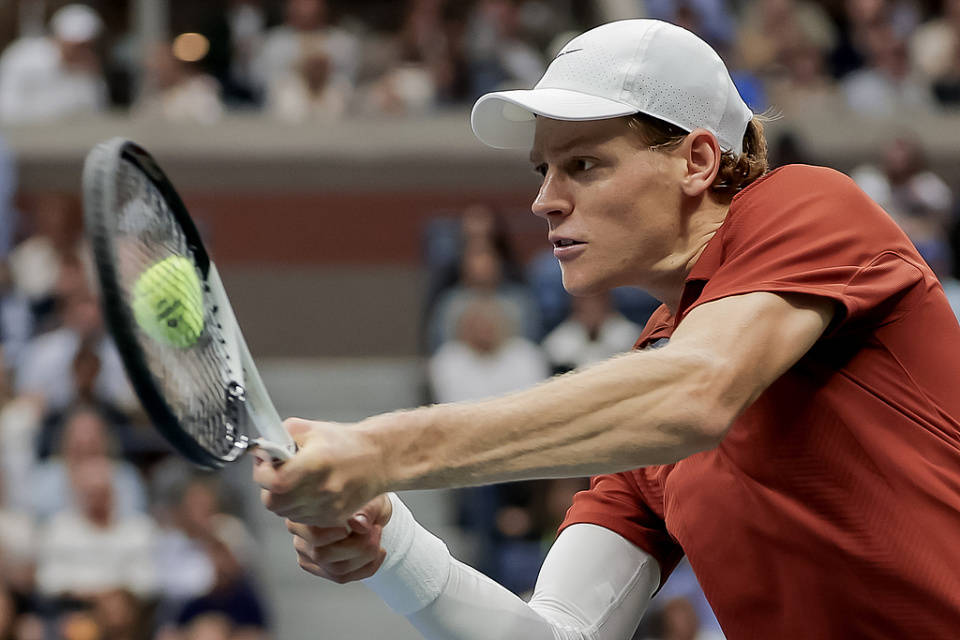 网球男单决赛激战!西班牙选手夺取冠军 网球男单决赛激战!西班牙选手夺取冠军